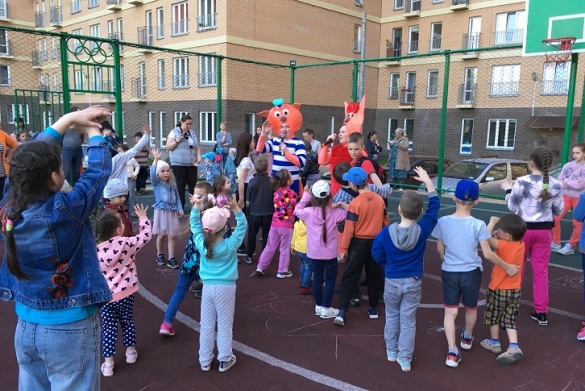 Детский праздник во дворе